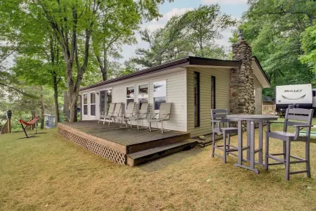 Charming Lakefront Cabin on Clean & Clear Big Pine Lake. Pet Friendly!