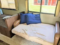 Spacious 2 Bedroom Bunkhouse RV, Farm View, Family and Dog Friendly Hotels in Grady County