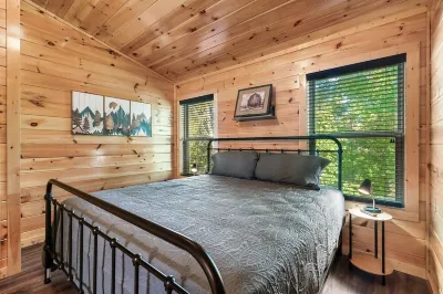 Heated Pool, Karaoke Bar,Games,HotTub,Mins to strip and 50% off Zipline