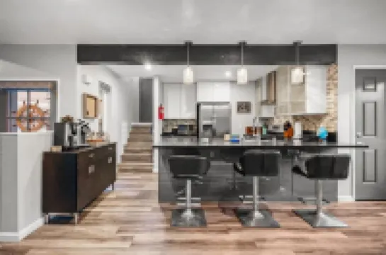 Charming Cambria Retreat w HotTub, Sleeps 8, FirePit, 5 min to Coast/Main St