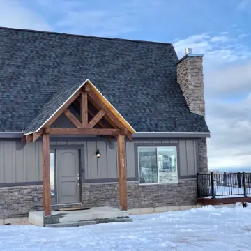 Immaculate Garden City Cabin - Stunning Bear Lake Views - Sleeps 14!!