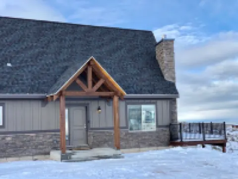Immaculate Garden City Cabin - Stunning Bear Lake Views - Sleeps 14!!