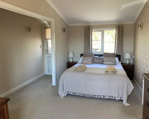 Quakerfield Lodge, with Private Hot Tub Fabulous Views 克利夫羅酒店
