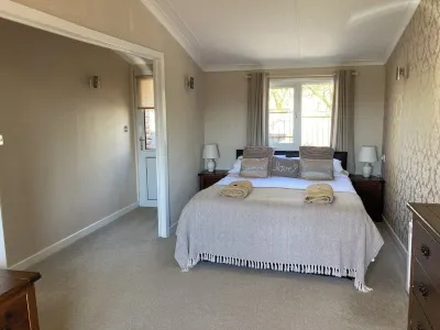 Quakerfield Lodge, with private hot tub Fabulous views, dogs welcome