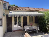 Lovely air conditioned holiday pavilion in a beautiful mature park