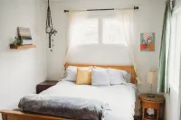 Strait Blue Cottage, pet-friendly, walk downtown, private fenced yard! Hotel dekat Arthur D. Feiro Marine Life Center