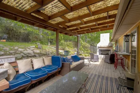 3-bedroom vacation home just 12 minutes from Simmons Bank Arena