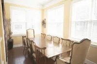 Large, Exquisitely Decorated in Heart of East Lakeview Near Wrigley & Lakefront - Apartments