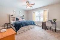 🍂Best Big lot🍂.PRiv. hot tub,king suite, g.room, fire p.Pool t. Hotels near Community Pool and playground