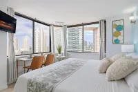 Stunning Ocean View/ Exquisite Renovated Studio/King Bed/Walk to Beach
