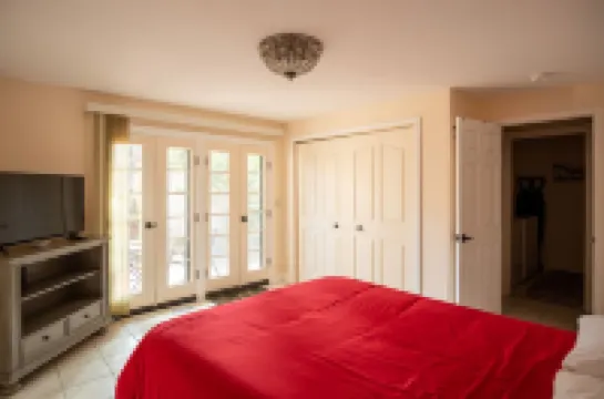 NEW* Sammy's Place! Clean, Comfy, Stylish & Peaceful - Entire East End Townhouse