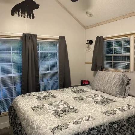 One bedroom cabin in Highlands, NC on a creek close to everything!