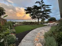 Art Gallery Family Home - Southern California Style - Excellent Location Hotel in zona Daiso