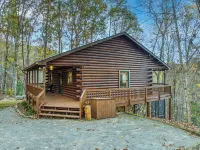 Dog-Friendly Log Cabin with Mountain Views, Hot Tub & Game Room — Near Downtown