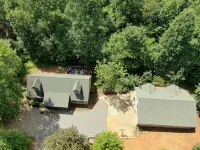 6 Bedroom House + Private Suite, 2 Minutes From Lake With All Amenities