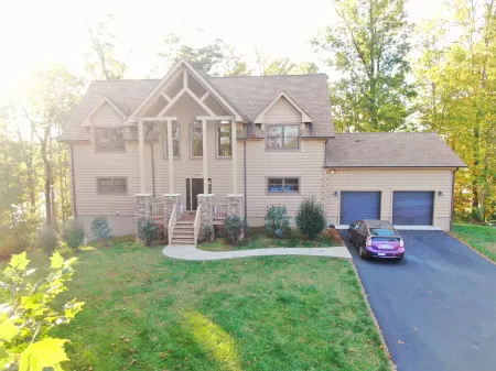 Lakefront Cabin: Sunset View+Jetted Tub+ Tesla Charger