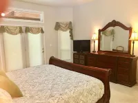Large One-Story 4BD/2BA Home with Office, Covered Deck, Waterfall, and Nature - badewanne