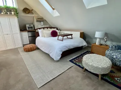 Stylish Seaside Cottage - Walking to Beach