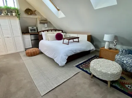 Stylish Seaside Cottage - Walking to Beach Отели рядом с достопримечательностью «Pillar Point Harbor»