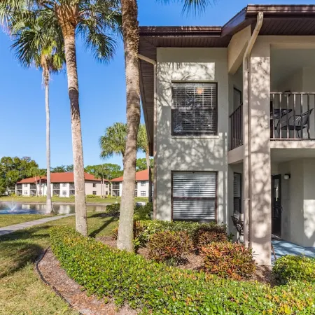 Peaceful Lakeview Condo • 2 Pools • Minutes to Img & Beaches