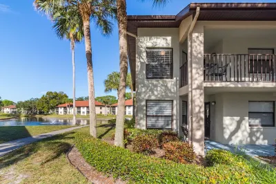 Fantastic Shorewalk Vacation 2 bed/2 bath condo/Lake view/close to IMG, beaches Hotel in zona Dancing Crane Gallery