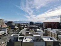 Downtown Modern 3-Bed Townhome with Bright, Upgraded Interiors & Books to read