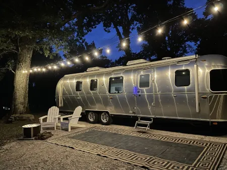 Airstream RV - Close to Nashville, yet tucked away from the bustle Отели в г. Томпсонс Стейшен