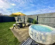 Large Four Bedroom - With Hot Tub and Parking - Sleeps 8
