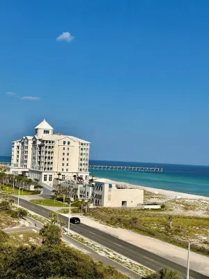 Pensacola Beach Waterfront Condo - Yacht, Pool, Tennis, Beach Club - 7th Floor 福特皮肯斯附近的飯店