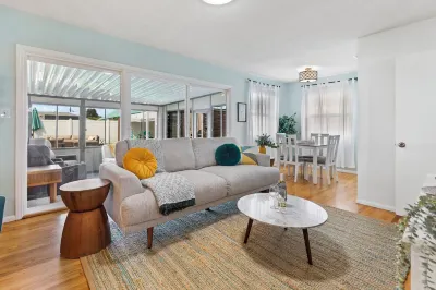 3 Bedroom Central Escape - Hot Tub, Fire Pit & Newly Renovated Sunny Back Yard 데파트망 오브 일렉트리컬 앤드 컴퓨터 엔지너링 주변 호텔