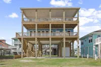 Two Primary Suites! Fantastic views of the beach! 5bed, 4.5bath sleeps 21.