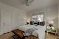 High End Campus Cottage 5 Star - King Bed, 3 Bedrooms, 1.5 Bath, Newly Remodeled