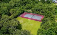 Quick Beach Access- Beautiful Screened in Deck and POOL