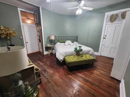 RiverView Lux: 420 Friendly Green Room, with a secret room search Отели в г. Саванна