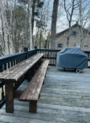 Adorable private cottage with lake views and access.