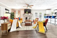 Vibrant & Cozy Home-Sleeps 12-King Bed-Fenced Yard Hotels in Snellville
