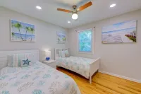 Large 5BR House w/ Backyard, Deck, and Patio Hotel dekat Princeton Junction