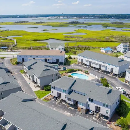 Quiet Island Hideaway with private beach access/pool, near shops and food.