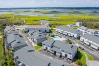 Quiet Island Hideaway with private beach access/pool, near shops and food.