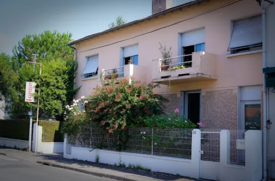 Lourdes Independent character apartment ground floor near downtown