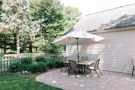 Private home has WIFI, Fireplace, Fire pit, Full Kitchen, 4 mile from Lancaster!