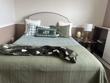 This is the cozy rooftop cottage Отели в г. Джеймстаун