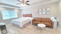 Cozy and Modern Style Studio with King Size Bed Free Laundry in HPP