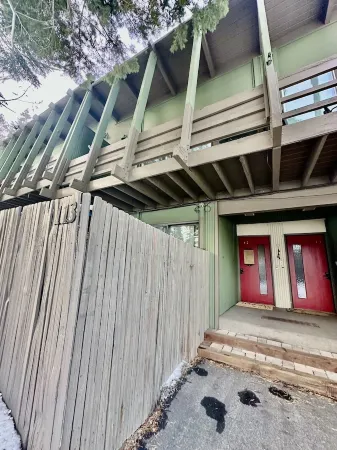 Tyrolean Chair 113, comfortable central townhome minutes from your adventure. Отели в г. Маммот-Лейкс