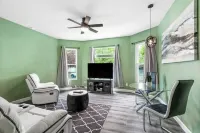 Beautiful fully remodeled 1 bd apt w King size bd Hotel a Erie