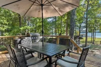 Private Lakefront Spread: BigH2O, Smokehouse, Spa, Firepits, Fence, PETS Hotels in Putnam County