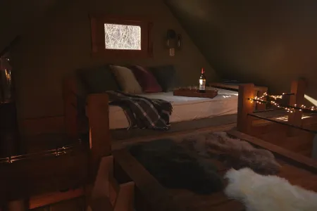 The Loft @ SkyCamp: Romantic Cabin near Stevens Pass, fit for two