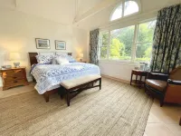 Old-World Retreat at 1860s Manor: Luxury Amenities - Tennis Court & Nature Trail Hotels in 