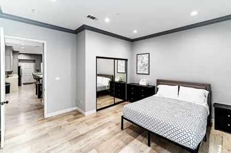 New 2022 5-Bedrooms w/9 Queen Beds Near Disneyland