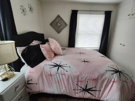 Atomic Star Cottage Klamath Lake Hiking Trails Museums Crater Lake Lava Beds Отели рядом с достопримечательностью «Train Mountain Railroad Museum»